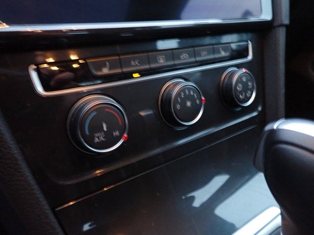 2019 Volkswagen Golf SE