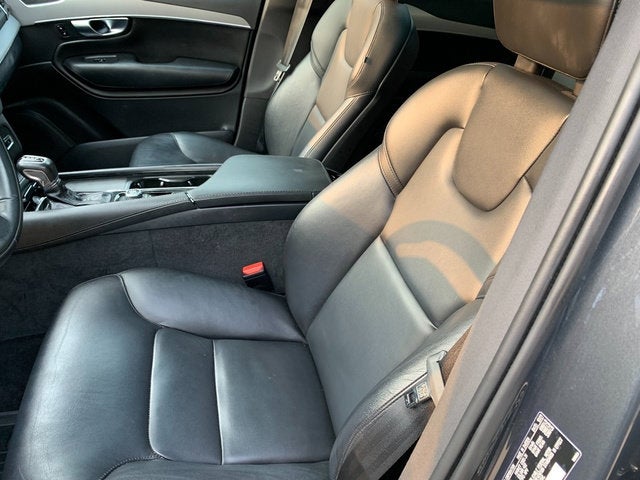 2022 Volvo XC90 Momentum